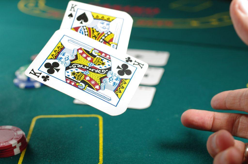 What type and brand of playing cards do the best casinos use?