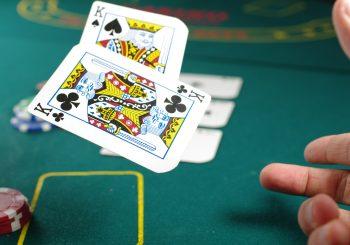 What types of playing cards do casinos use?